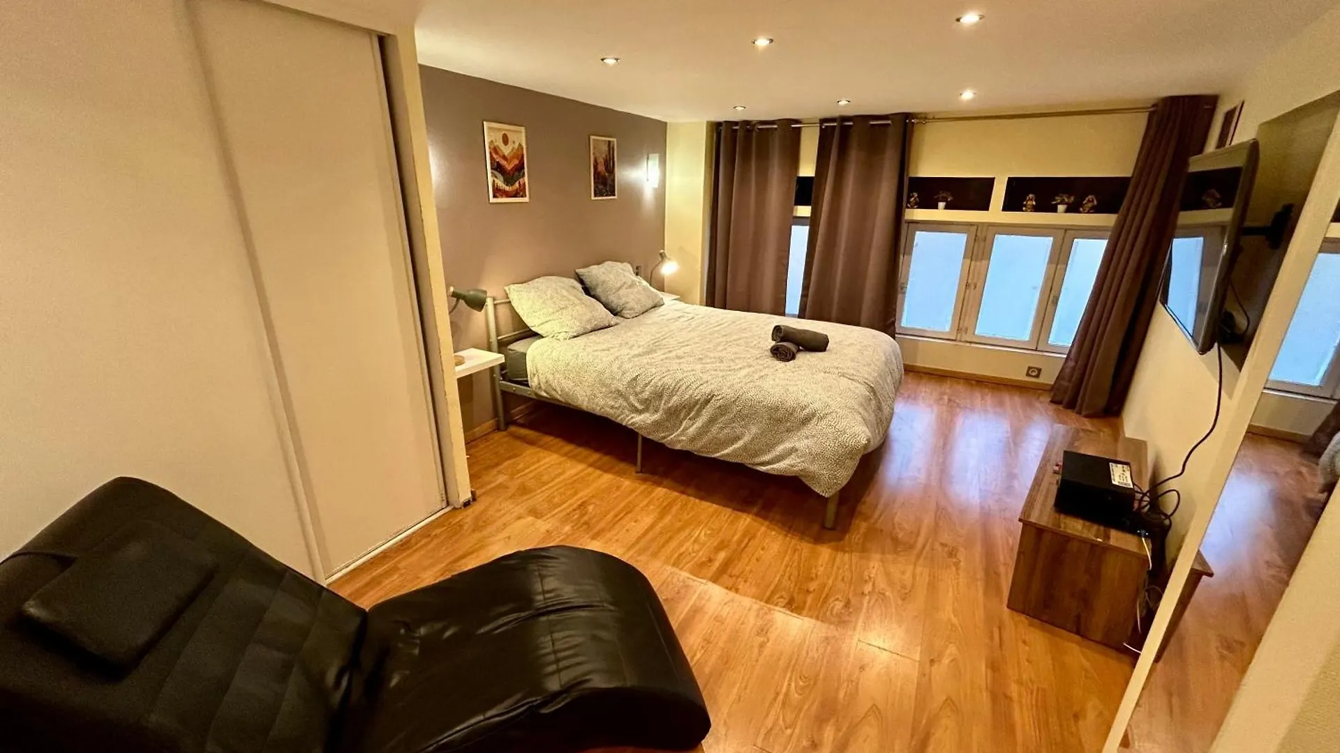 Appartement 2 Chambres - Proche Metro A 10Min De Bellecour Lyon 0*,  France